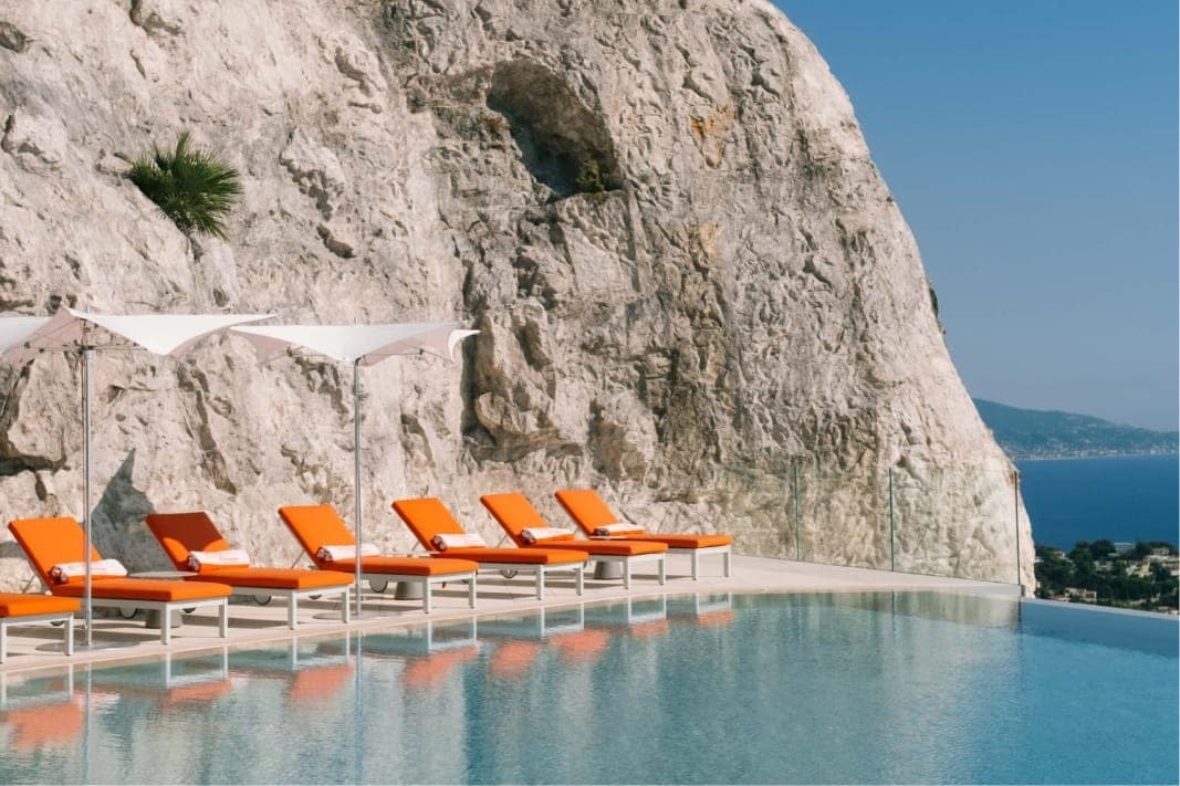 Khách sạn lộng lẫy nằm trên bán đảo đá cao vút tại thị trấn Roquebrune-Cap-Martin xinh đẹp ở miền Nam nước Pháp. Vẻ ngoài hiện đại, táo bạo và lôi cuốn của Maybourne Riviera nhường chỗ cho nội thất tràn ngập nghệ thuật và ánh sáng.