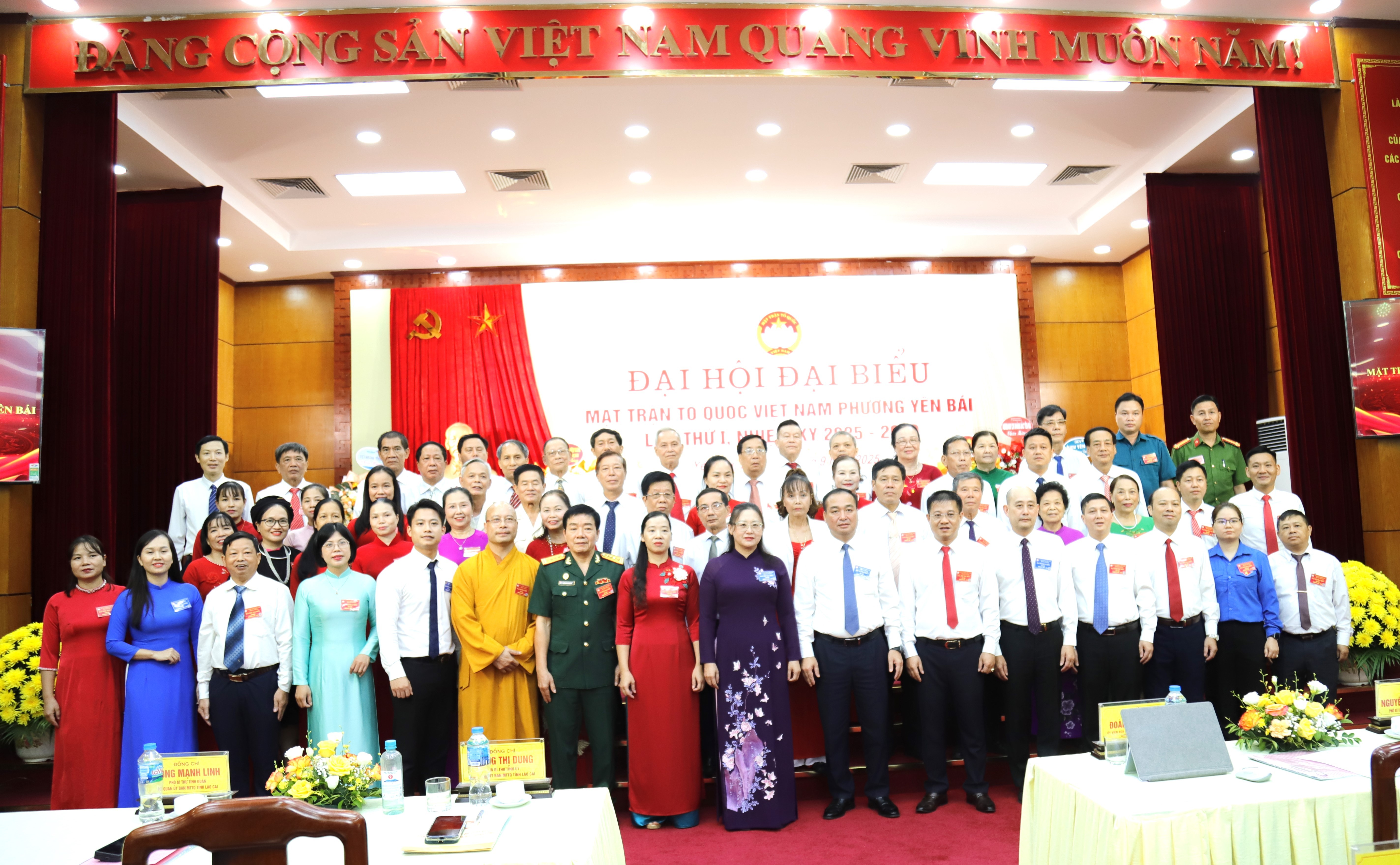 Đại biểu chúc mừng các ủy viên Ủy ban MTTQ phường Yên Bái khóa I, nhiệm kỳ 2025 - 2030. yb5.jpg