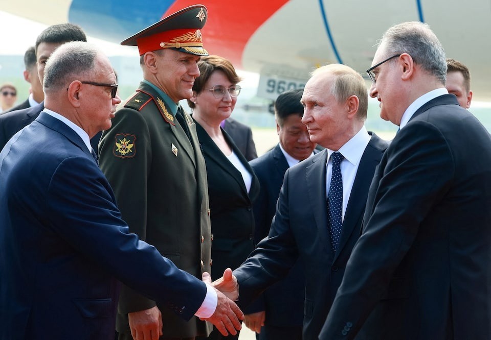 Tổng thống Nga Vladimir Putin đến Thiên Tân. Tổng thống Nga Vladimir Putin đến Thiên Tân.