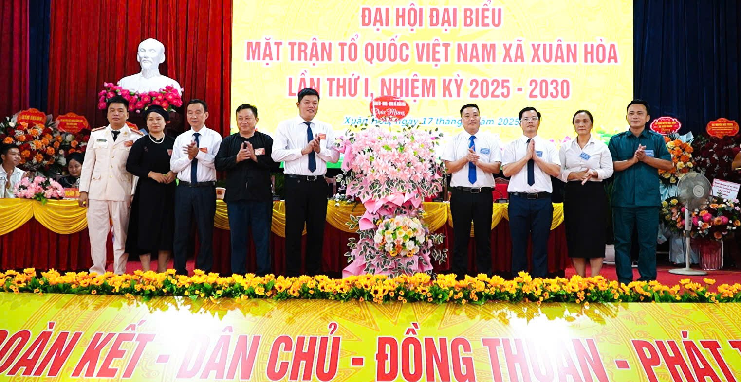 Thường trực Đảng ủy, HĐND, UBND xã Xuân Hòa tặng hoa chúc mừng Đại hội. tanghoa.jpg