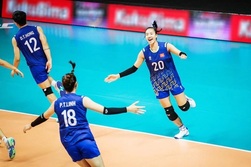 Các tuyển thủ U21 Việt Nam vỡ òa hạnh phúc khi chiến thắng chung cuộc 3-1 trước Serbia.