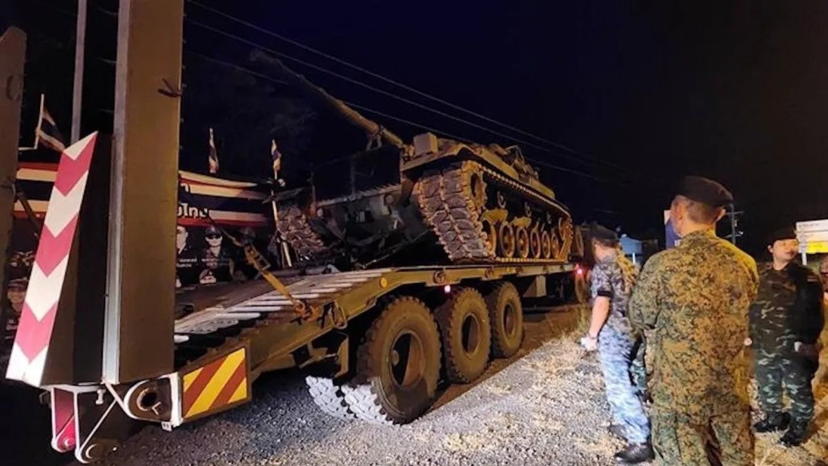 Các thành viên Quan sát viên ASEAN từ Malaysia và Philippines giám sát việc di dời 2 xe tăng M60A3 trở về căn cứ tại tỉnh Saraburi, Thái Lan vào ngày 28/10/2025. thailancam-3370.jpg