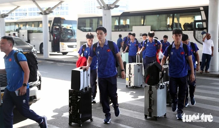 Tiền đạo Đình Bắc cùng đội tuyển U22 Việt Nam kéo hành lý vào sân bay Tân Sơn Nhất.