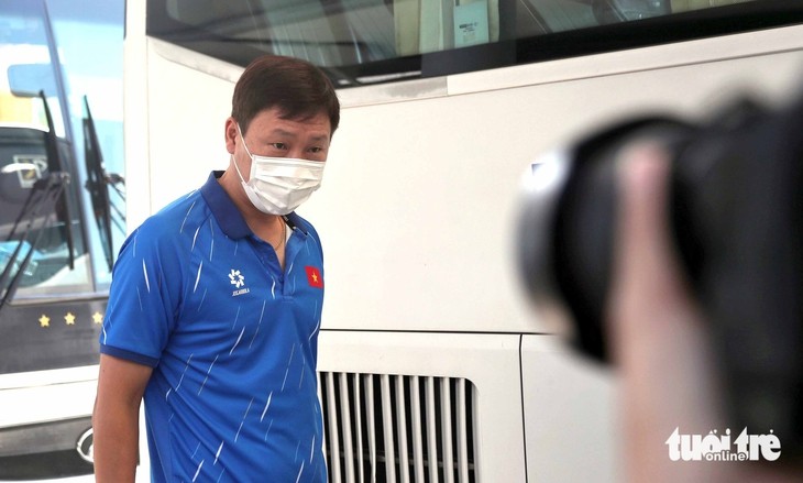 HLV Kim Sang Sik tại sân bay Tân Sơn Nhất.