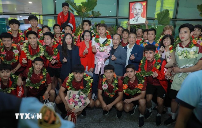 Lãnh đạo Cục Thể dục thể thao và người hâm mộ chụp ảnh lưu niệm cùng đội tuyển Việt Nam.