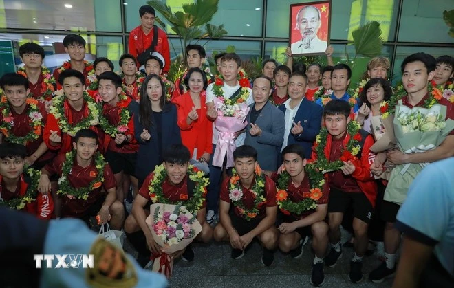 Lãnh đạo Cục Thể dục thể thao và người hâm mộ chụp ảnh lưu niệm cùng đội tuyển Việt Nam.