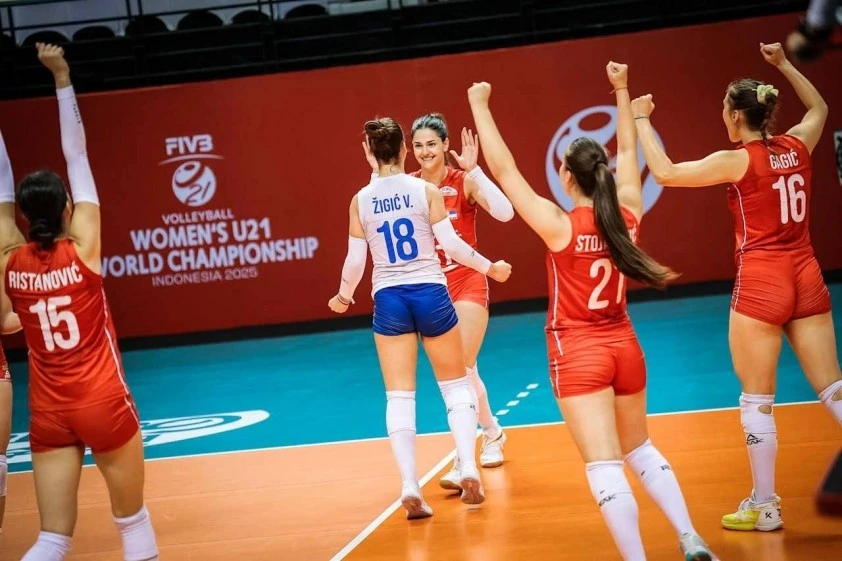 U21 Serbia ngay lập tức lấy lại khí thế khi quân bình tỷ số sau set 2.