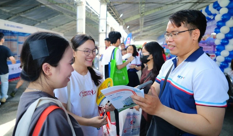 Thí sinh nghe tư vấn tại Ngày hội xét tuyển nguyện vọng năm 2025.