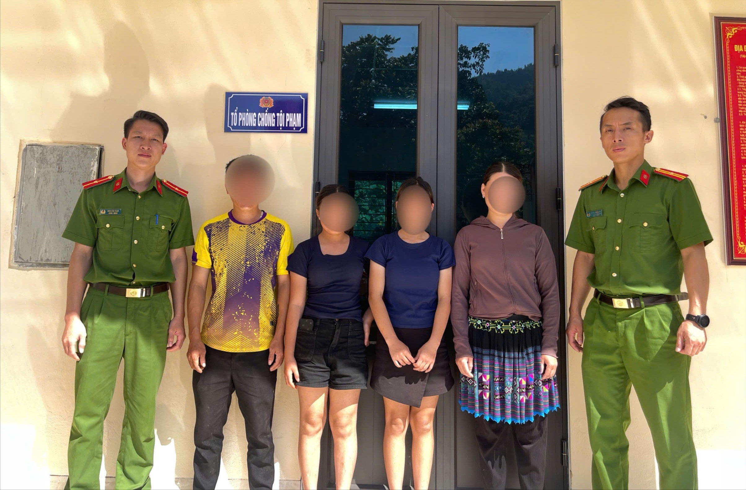 Công an xã Bắc Hà và Công an xã Lùng Phình bàn giao 2 em cho gia đình. cong-an-xa-bac-ha-va-cong-an-xa-lung-phinh-ban-giao-02-chau-cho-gia-dinh-6463.jpg