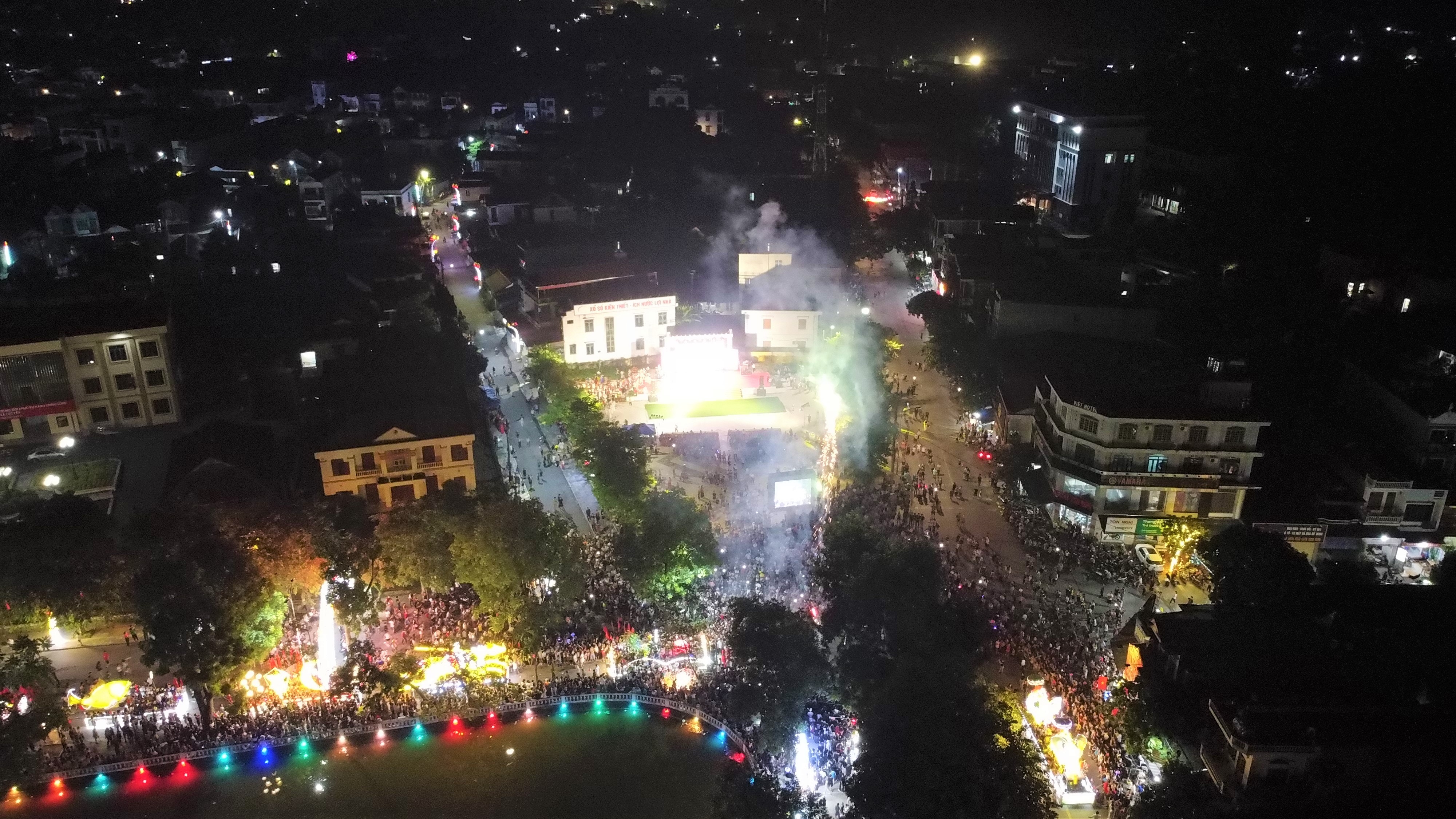 Quang cảnh chương trình "Trăng rằm đất Ngọc" năm 2025 từ trên cao. Quang cảnh chương trình "Trăng rằm đất Ngọc" năm 2025 từ trên cao.
