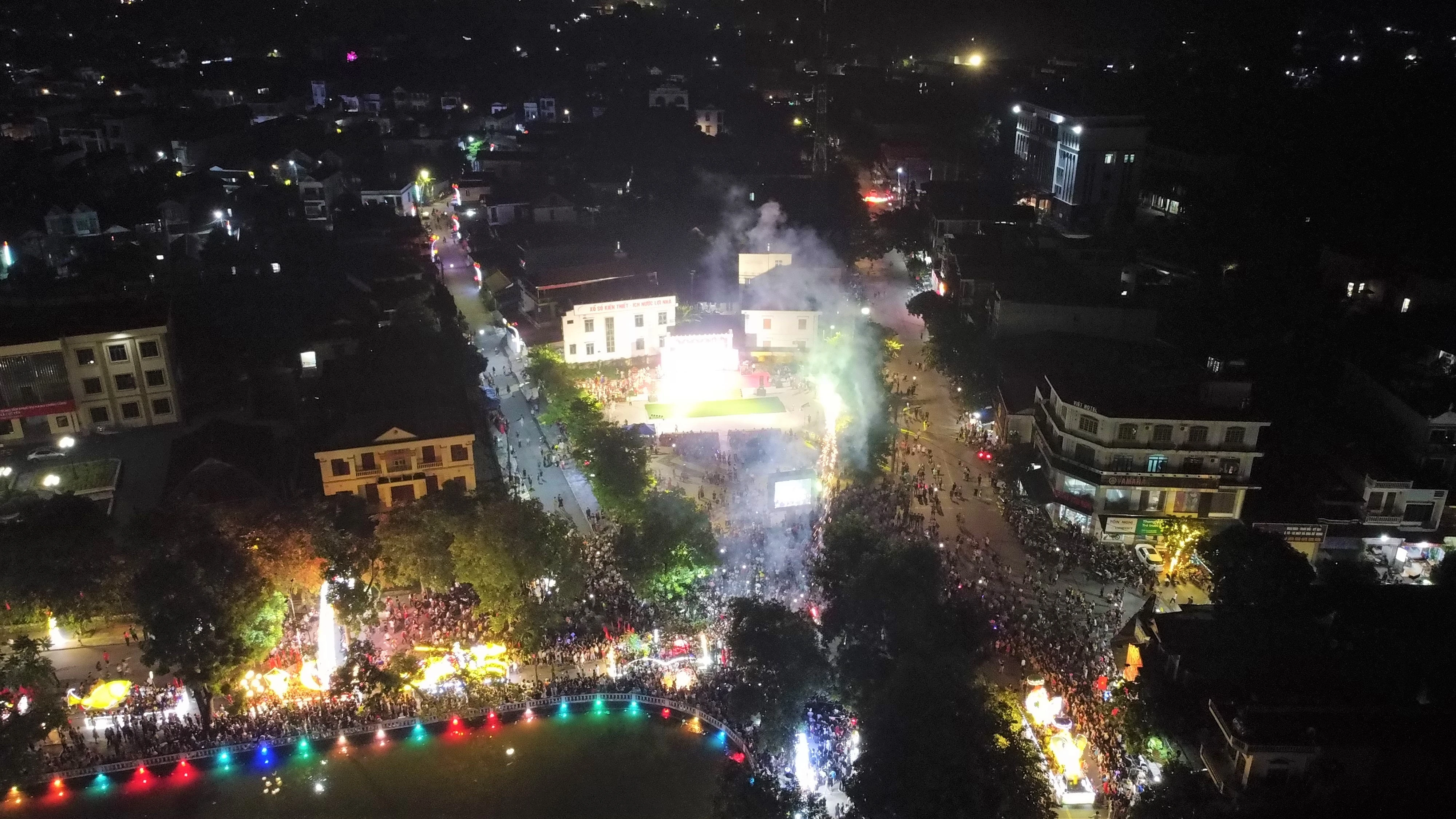 Quang cảnh chương trình "Trăng rằm đất Ngọc" năm 2025 từ trên cao.