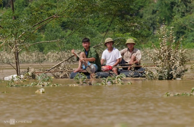 Thôn Tự Nhiên, xã Vân Nham, tỉnh Lạng Sơn sáng nay nước rút khoảng 0,7 m, nhưng người dân vẫn phải di chuyển bằng phao bè tự chế.