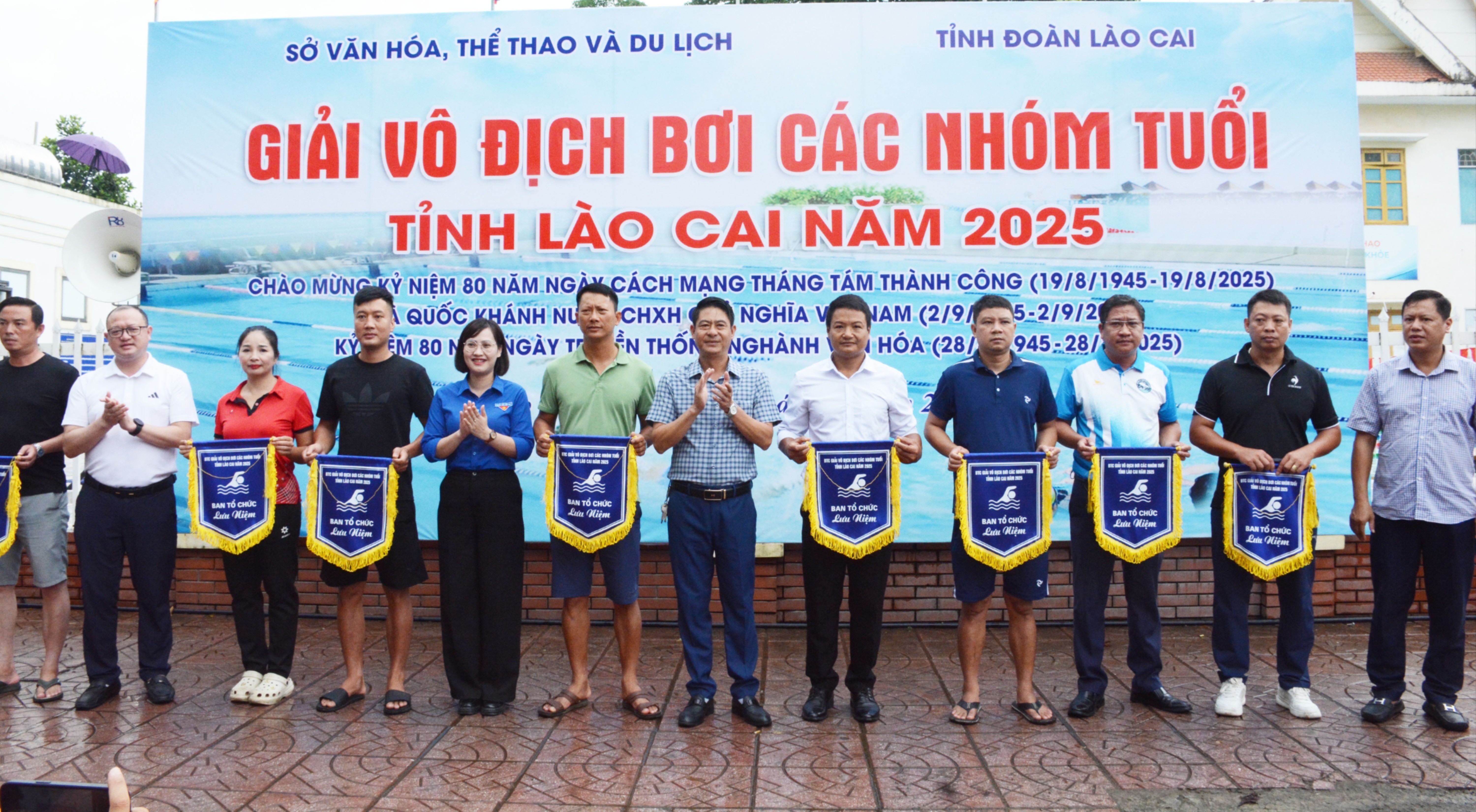 Ban Tổ chức trao cờ lưu niệm cho các đoàn VĐV. tr-158-giaivodichboi.jpg