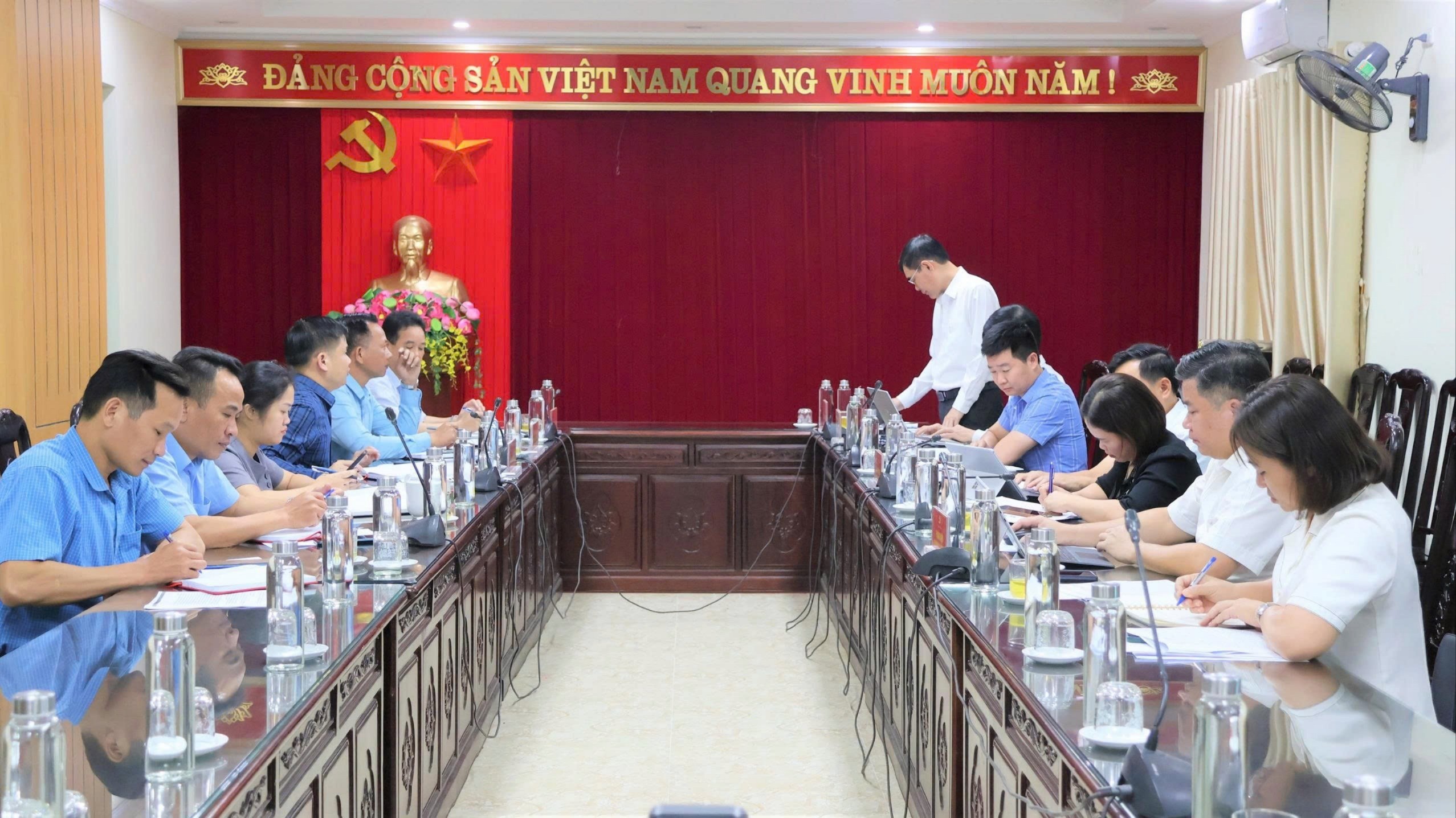 Quang cảnh buổi làm việc. quangcanhlamviec-8663.jpg