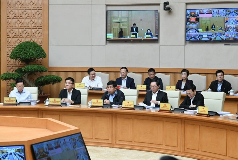 Các thành viên Chính phủ, các đại biểu tham dự phiên họp.