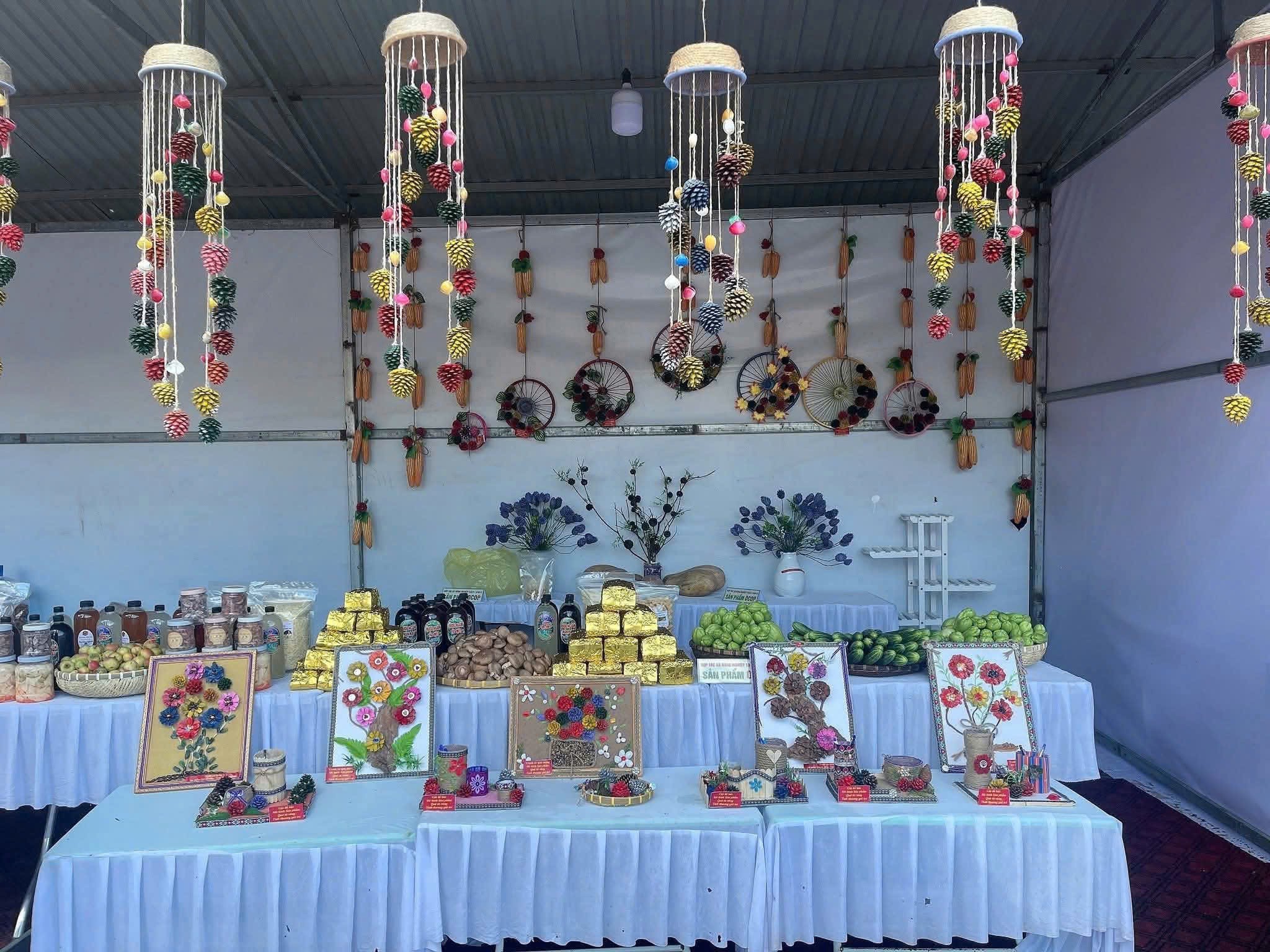 Góc trang trí với những món đồ từ quả thông trong khuôn viên trường. goctrangtri2.jpg