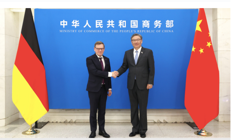 Bộ trưởng Thương mại Trung Quốc Vương Văn Đào (phải) gặp Bộ trưởng Ngoại giao Đức Johann Wadephul đang có chuyến thăm Bắc Kinh, Trung Quốc, ngày 8/12 .