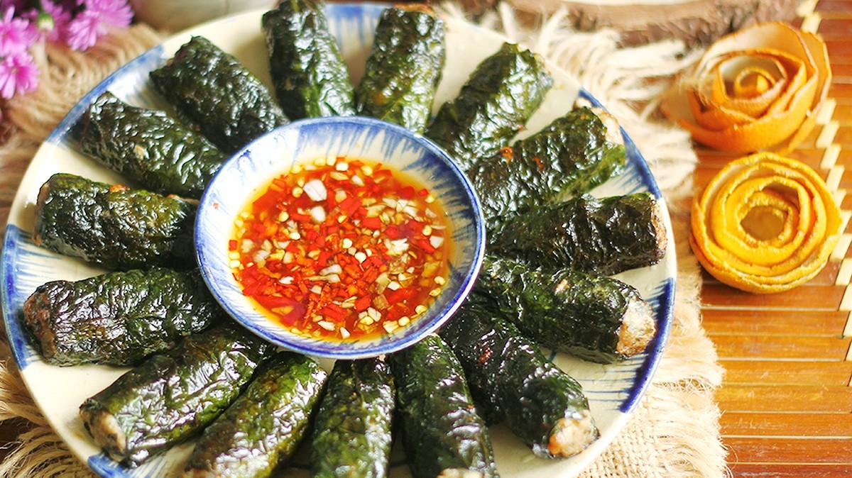 ប្រហិតសាច់គោក្រឡុកក្នុងស្លឹកស្ពៃ។ (រូបថត៖ Internet) Món chả bò cuốn lá lốt. (Ảnh: Internet)