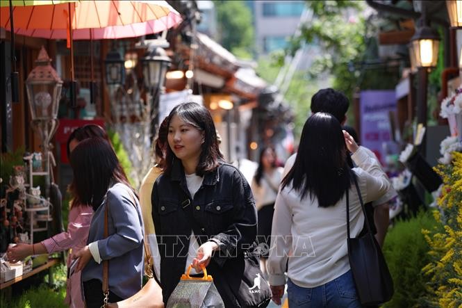 Người dân mua sắm tại khu vực Ikseon-dong ở Seoul, Hàn Quốc ngày 6/5/2020. Ảnh minh họa: THX/TTXVN Người dân mua sắm tại khu vực Ikseon-dong ở Seoul, Hàn Quốc ngày 6/5/2020. Ảnh minh họa: THX/TTXVN