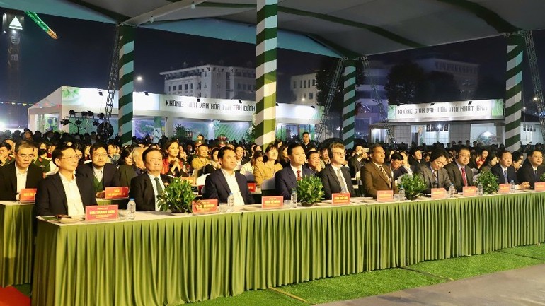 Lễ khai mạc có sự tham dự của nhiều đồng chí lãnh đạo các ban, bộ, ngành Trung ương và các nước.