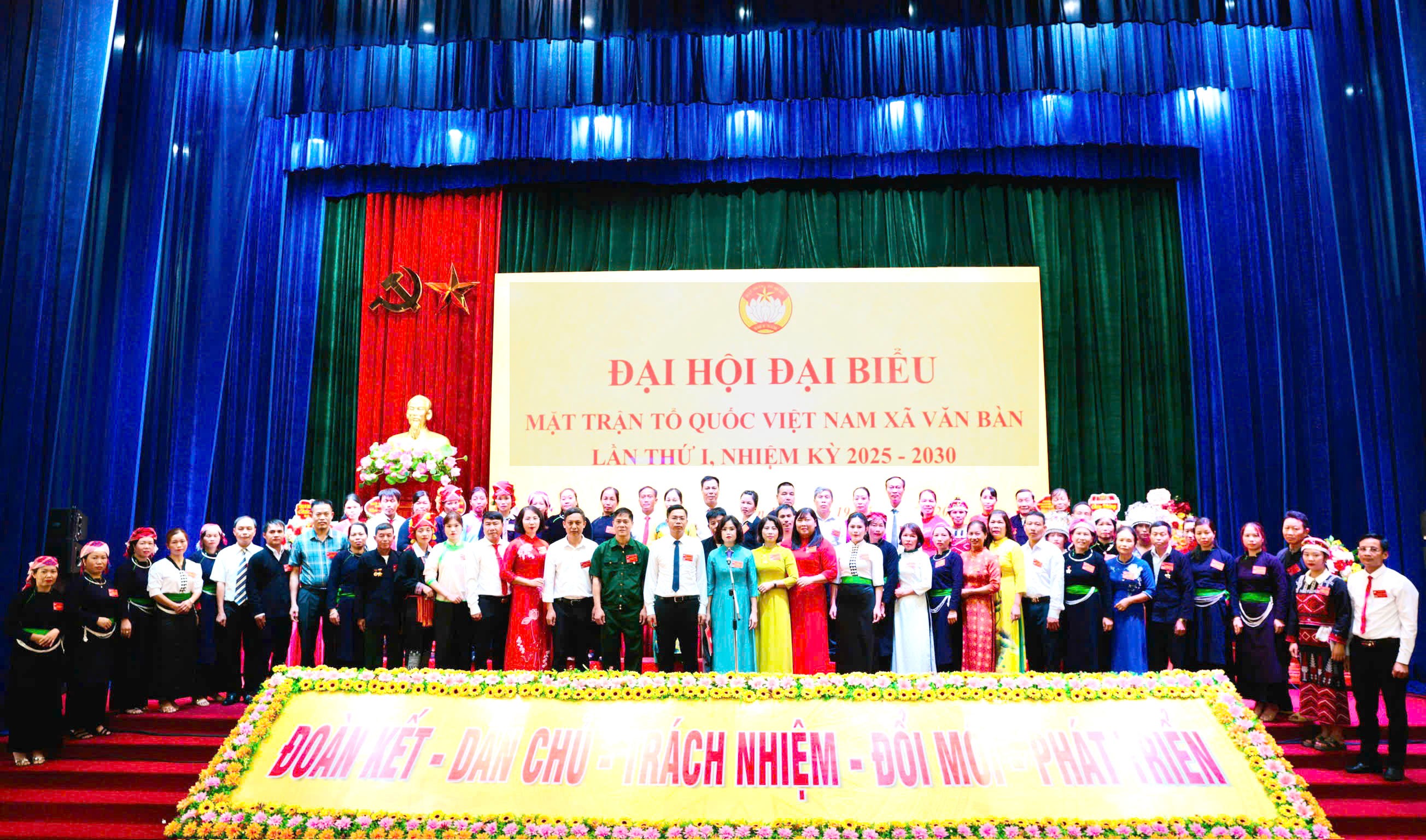 Ủy viên Ủy ban MTTQ Việt Nam xã Văn Bàn khóa I, nhiệm kỳ 2025 - 2030 ra mắt đại hội. vbramat-9157.jpg