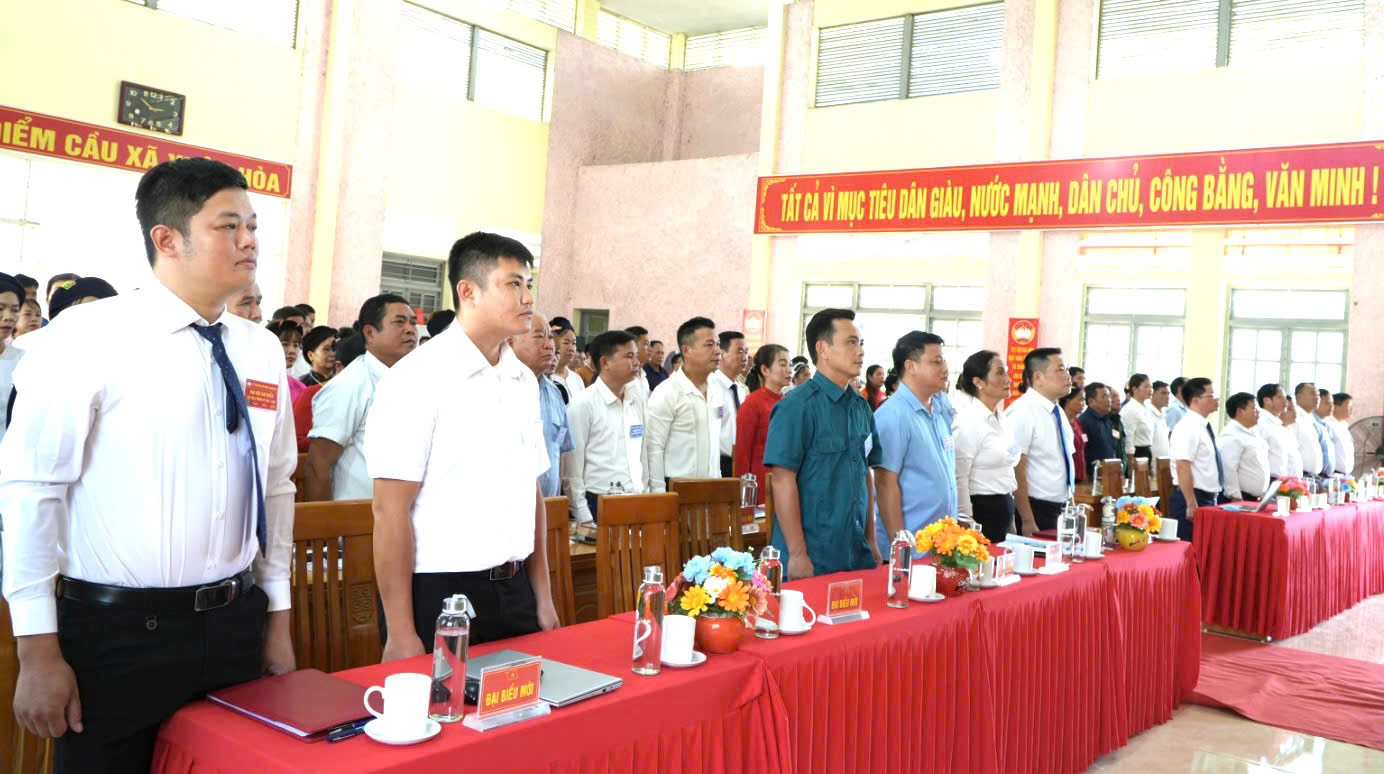 Đại biểu thực hiện nghi lễ chào cờ. 2.jpg