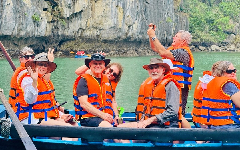 Khách quốc tế trải nghiệm khám phá vịnh Hạ Long bằng loại thuyền truyền thống trong tour du lịch Việt Nam. Khách quốc tế trải nghiệm khám phá vịnh Hạ Long bằng loại thuyền truyền thống trong tour du lịch Việt Nam.