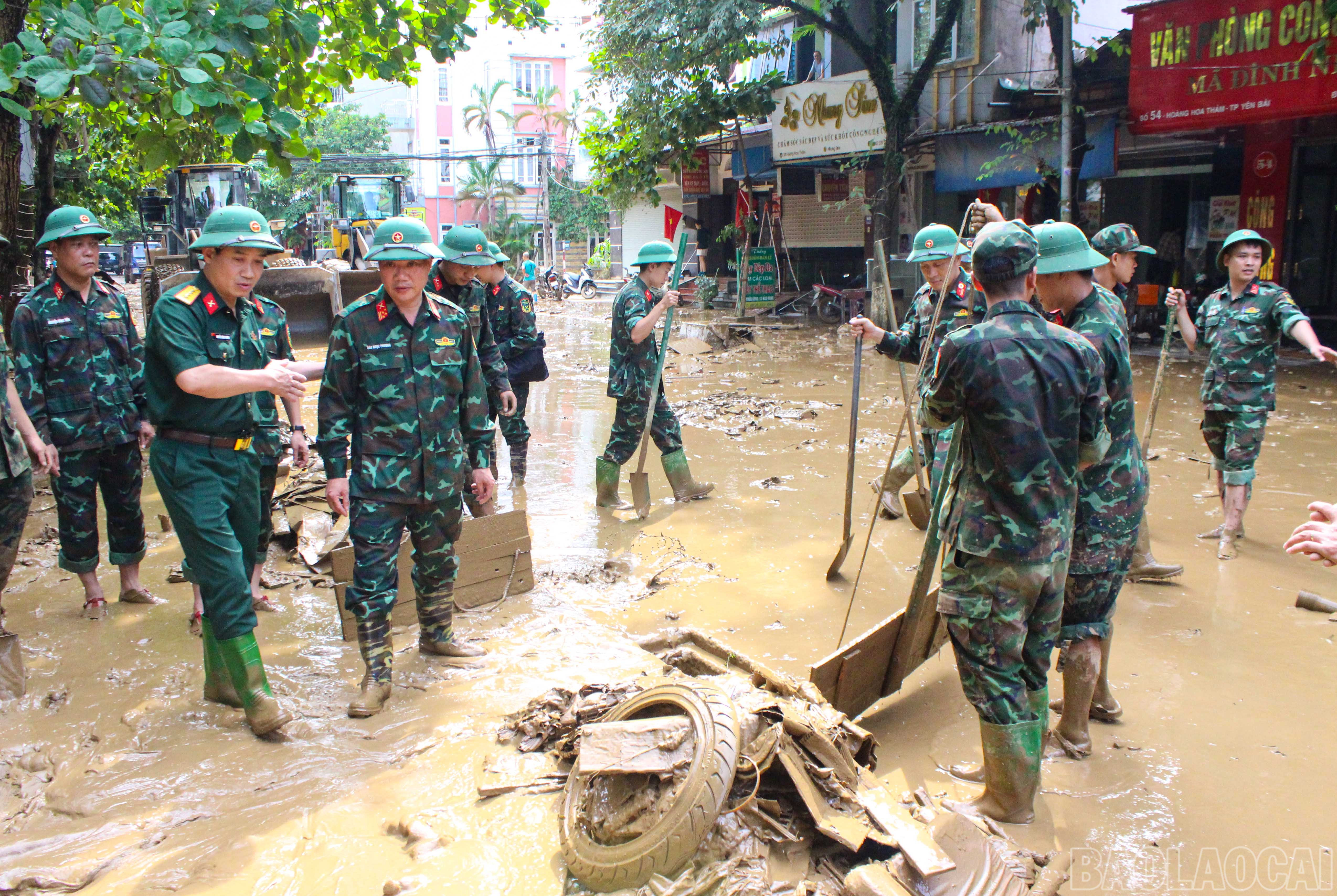 Đại tá Đào Ngọc Phương - Phó Chủ nhiệm Chính trị Quân khu 2 kiểm tra, chỉ đạo công tác khắc phục hậu quả thiên tai tại phường Yên Bái. baolaocai-br_1.jpg