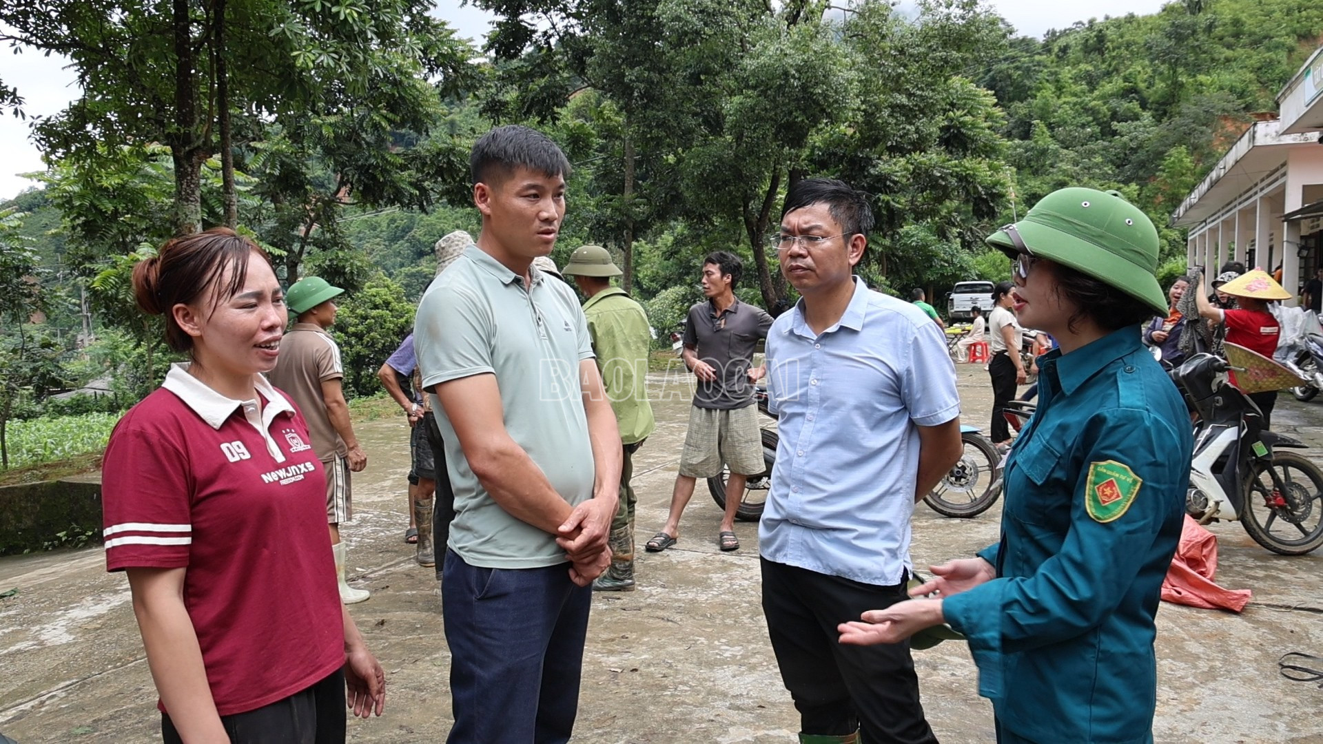Đoàn công tác xã thăm hỏi, nắm tình hình các hộ dân bị cô lập. baolaocai-c_4-8186.jpg