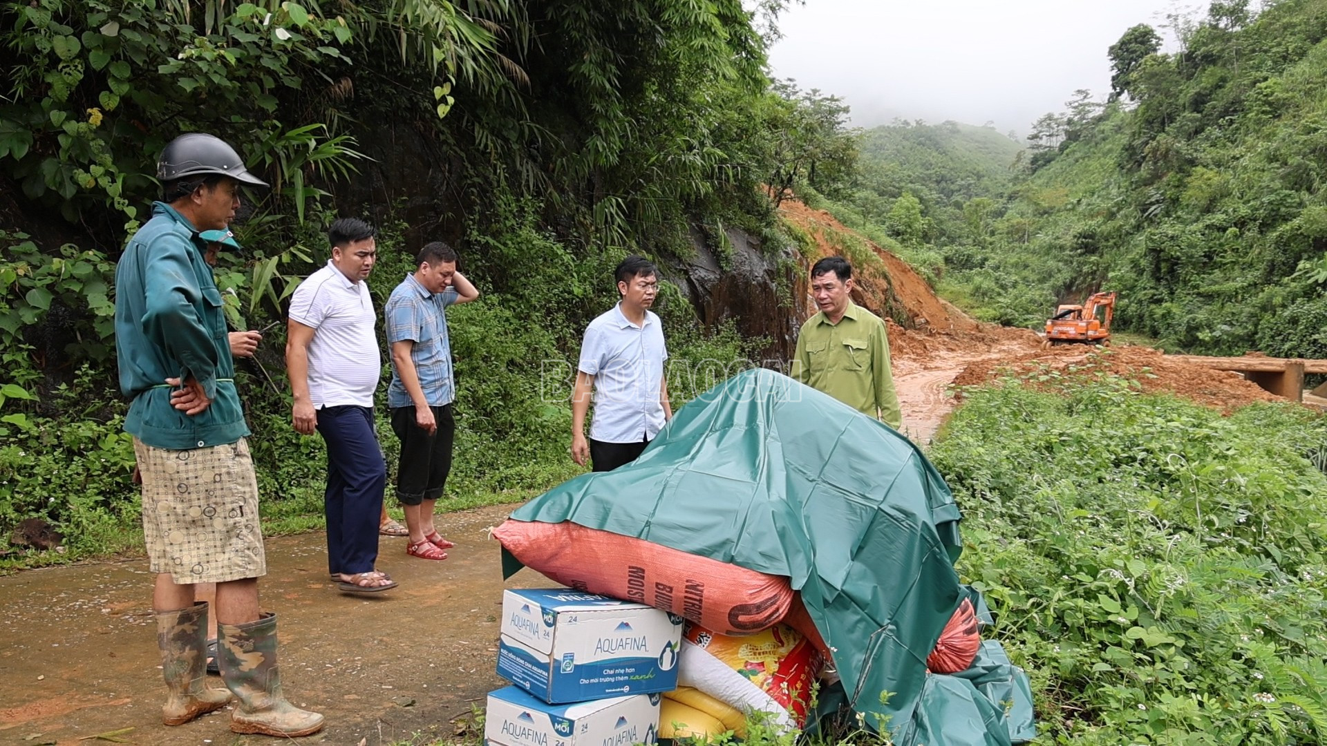 Đoàn công tác xã Văn Bàn vận chuyển nhu yếu phẩm đến địa điểm tập kết. baolaocai-c_2-1.jpg