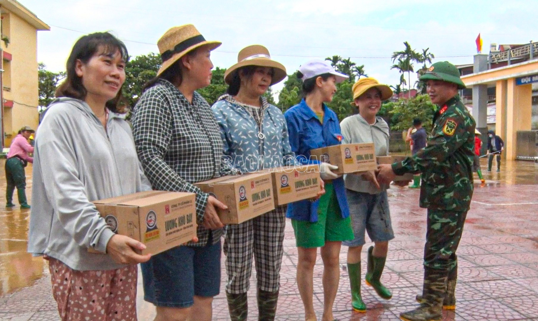 Đoàn công tác Cục Chính trị Quân khu 2 thăm, động viên, tặng quà giáo viên Trường Tiểu học Nguyễn Thái Học, phường Yên Bái. baolaocai-c_3.jpg