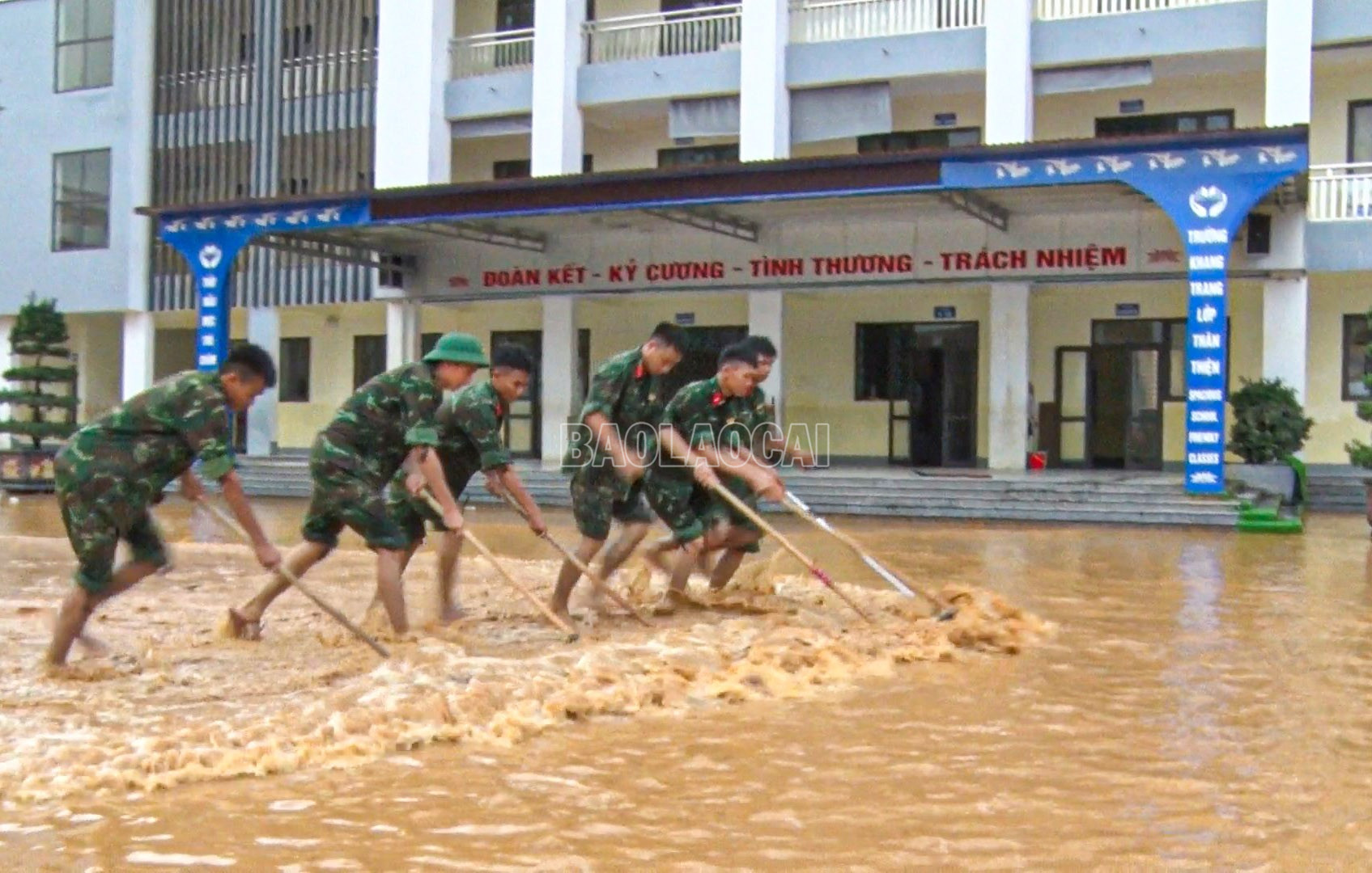 Cán bộ, chiến sĩ Sư đoàn 355 giúp trường Tiểu học Nguyễn Thái Học, phường Yên Bái dọn dẹp sau lũ. baolaocai-c_4.jpg