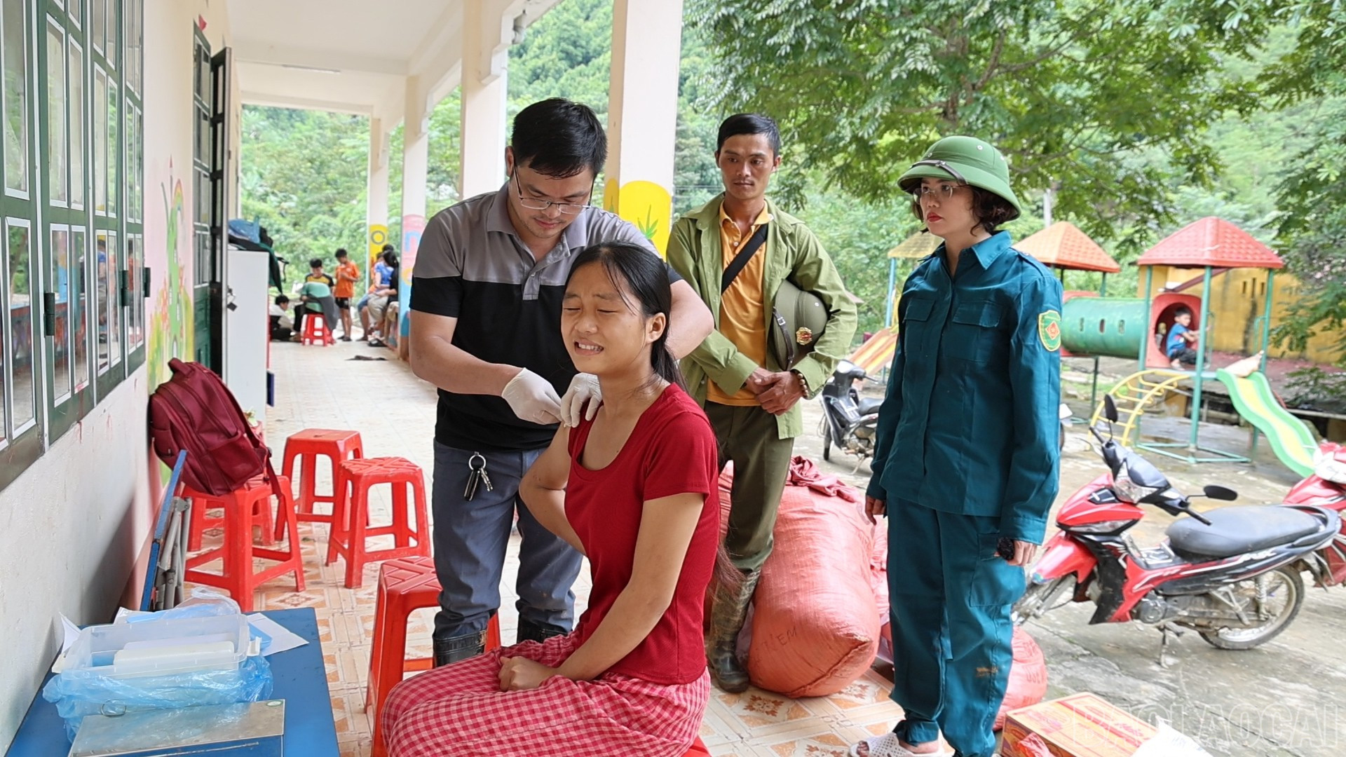 Cán bộ y tế tiêm vắc xin phòng uốn ván cho người dân thôn Ít Nộc bị thương do mưa bão. baolaocai-br_3-379.jpg