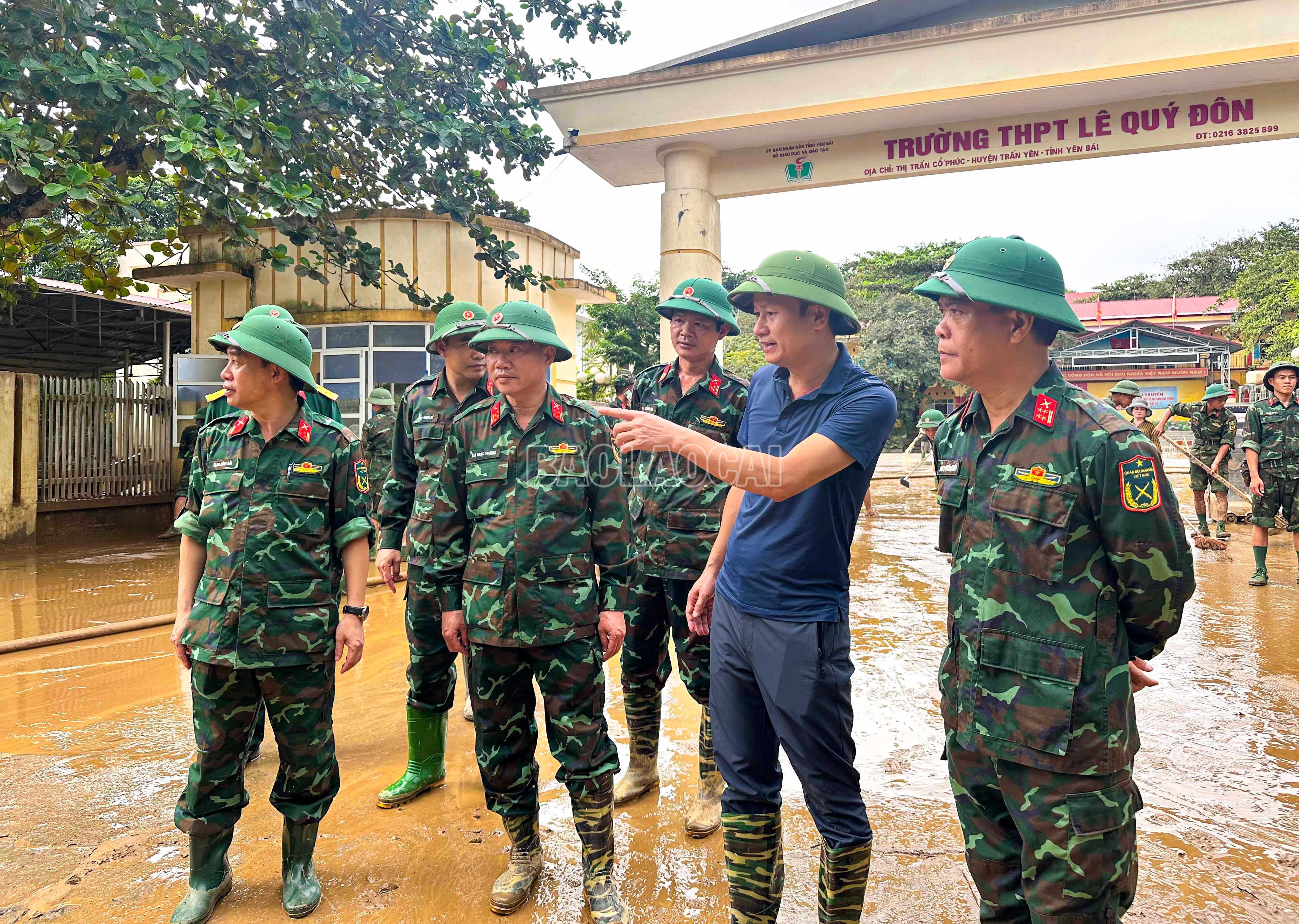 Đại tá Đào Ngọc Phương, Phó Chủ nhiệm Chính trị Quân khu 2 cùng chính quyền địa phương chỉ đạo khắc phục hậu quả mưa lũ trên địa bàn xã Trấn Yên. baolaocai-c_5.jpg