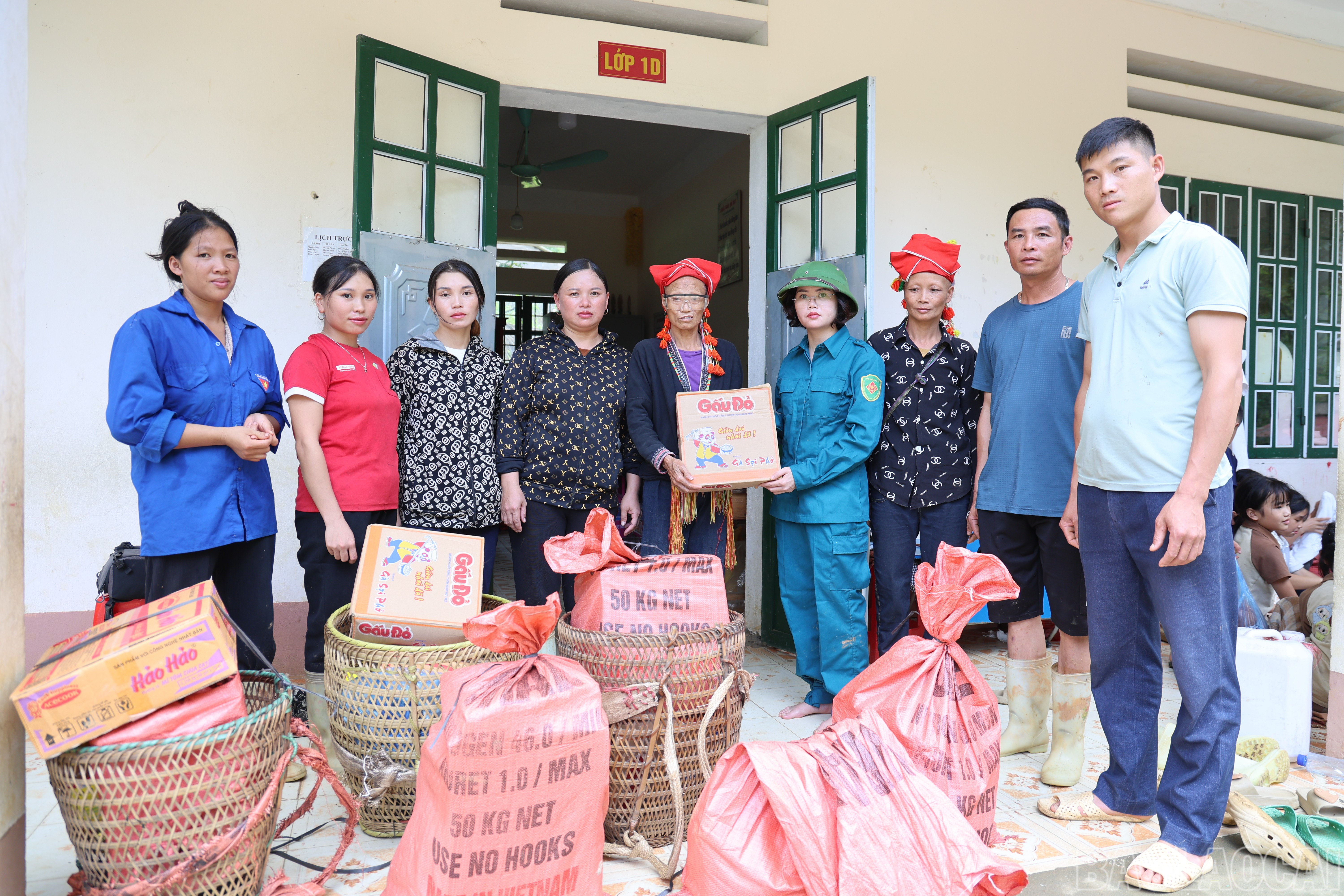 Trao tặng nhu yếu phẩm cần thiết cho người dân. baolaocai-br_2-3-3.jpg
