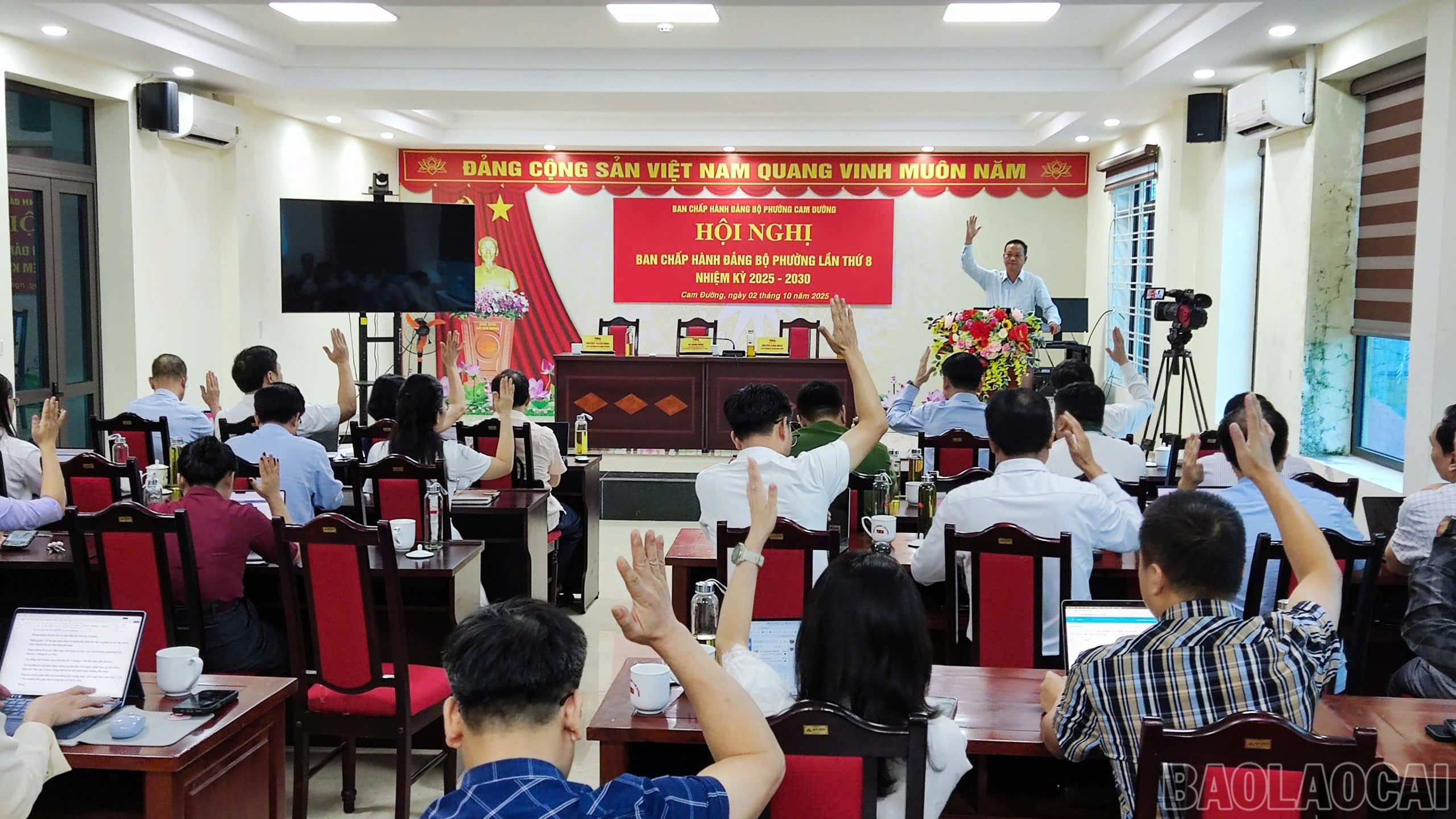Biểu quyết thông qua Nghị quyết của hội nghị. baolaocai-br_z7074680113460-974b6039a3c6b92b3af1f7621a2effd7.jpg