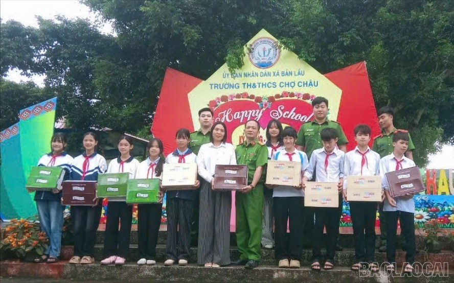 Công an xã Bản Lầu trao quà cho học sinh Trường Tiểu học và THCS Chợ Chậu. baolaocai-br_banlau-3885.jpg