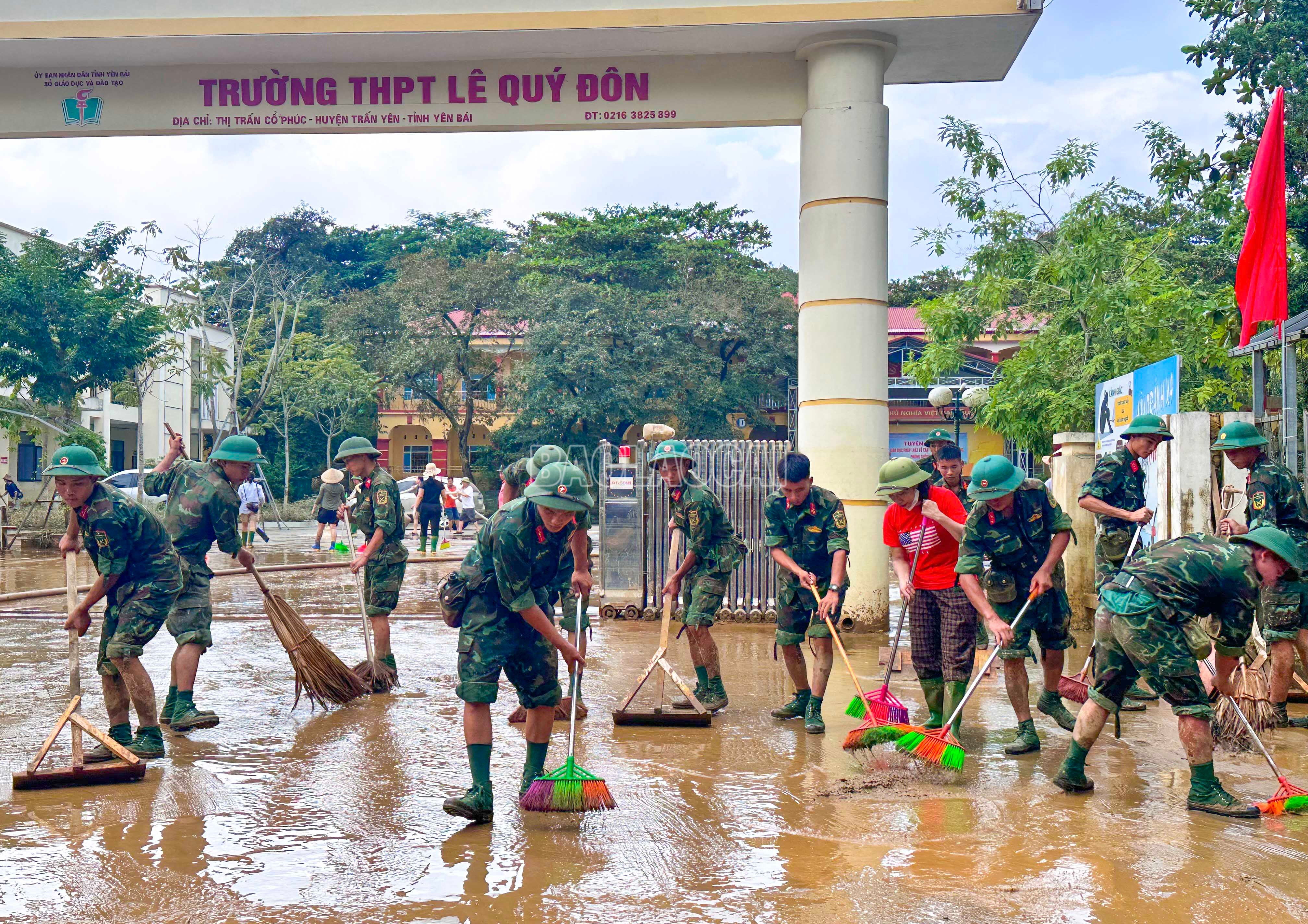 Cán bộ, chiến sĩ Sư đoàn 316 dọn dẹp bùn đất, rác thải trên đường phố trung tâm xã Trấn Yên. baolaocai-c_6.jpg
