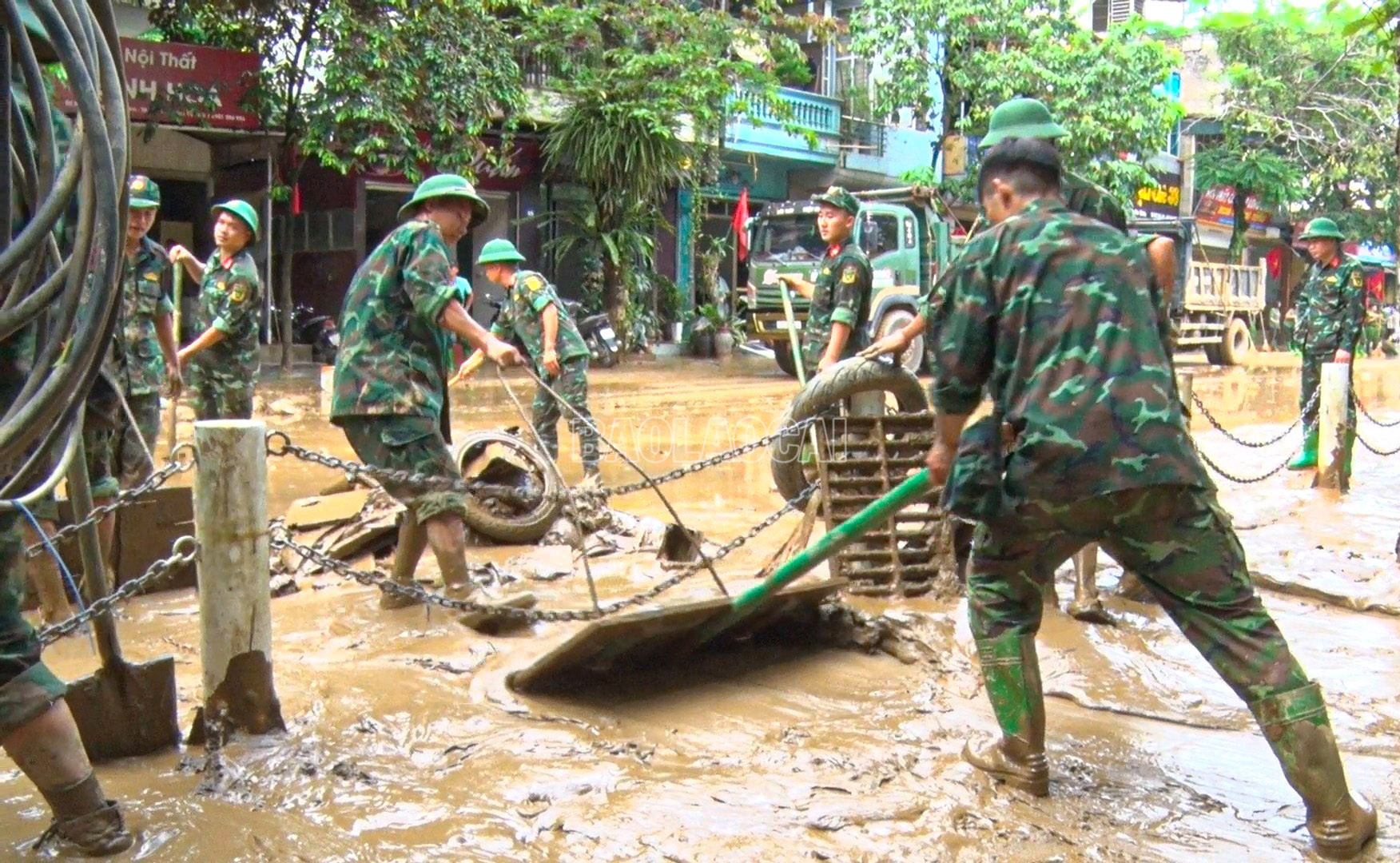 Cán bộ, chiến sĩ Sư đoàn 316 hỗ trợ dọn dẹp đường phố tại phường Yên Bái. baolaocai-c_2.jpg