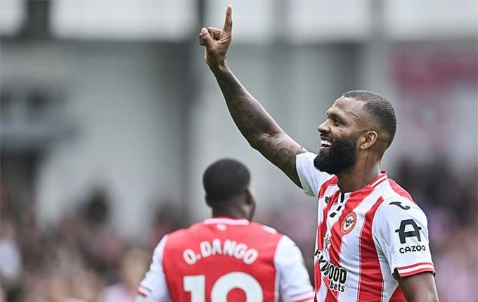 Thiago tỏa sáng với một cú đúp.