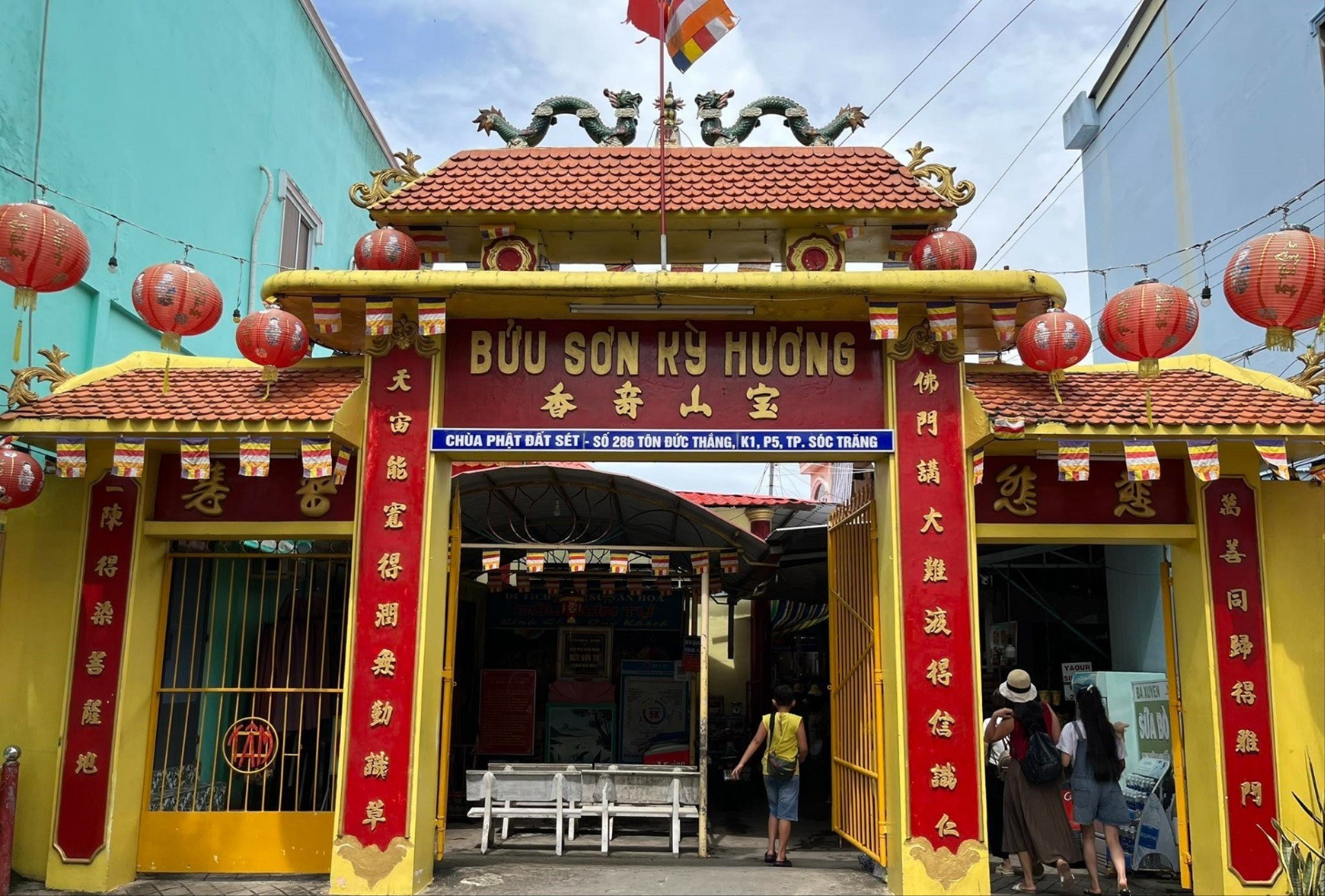 Đạo Bửu sơn kỳ hương là một trong những tôn giáo nội sinh, dựa trên nền tảng Phật giáo. w-buu-son-ky-huong-2615-93.jpg