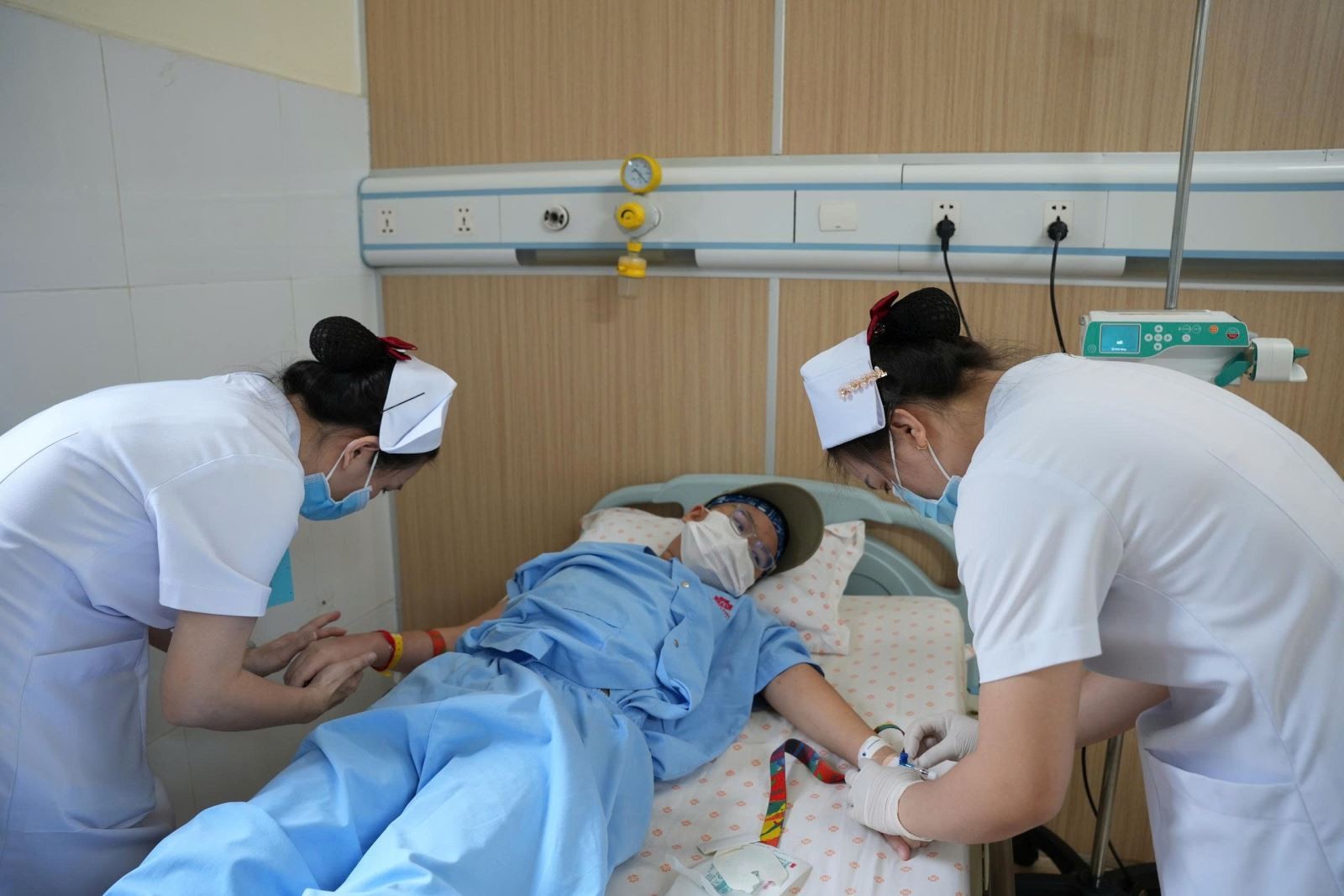 Bệnh nhi được điều trị bằng phác đồ kết hợp hóa trị liệu truyền thống và thuốc điều trị trúng đích Brentuximab.