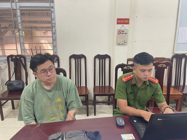 Công an phường Phương Liệt lấy lời khai đối tượng Đặng Chí Thành.