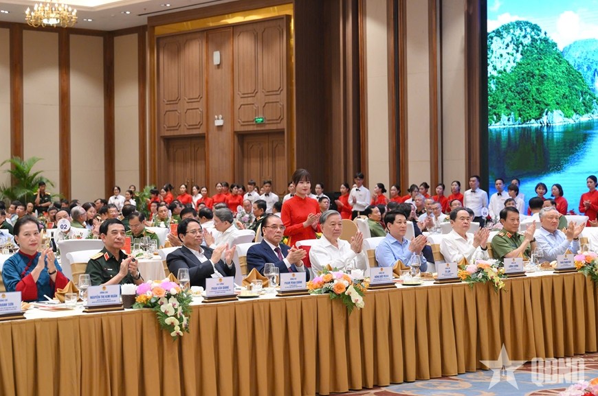 Các đồng chí đại biểu lãnh đạo, nguyên lãnh đạo Đảng, Nhà nước, Quân đội, Công an tham dự buổi gặp mặt. Các đồng chí đại biểu lãnh đạo, nguyên lãnh đạo Đảng, Nhà nước, Quân đội, Công an tham dự buổi gặp mặt.