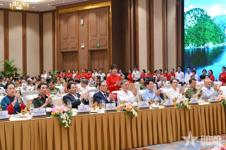 Các đồng chí đại biểu lãnh đạo, nguyên lãnh đạo Đảng, Nhà nước, Quân đội, Công an tham dự buổi gặp mặt.