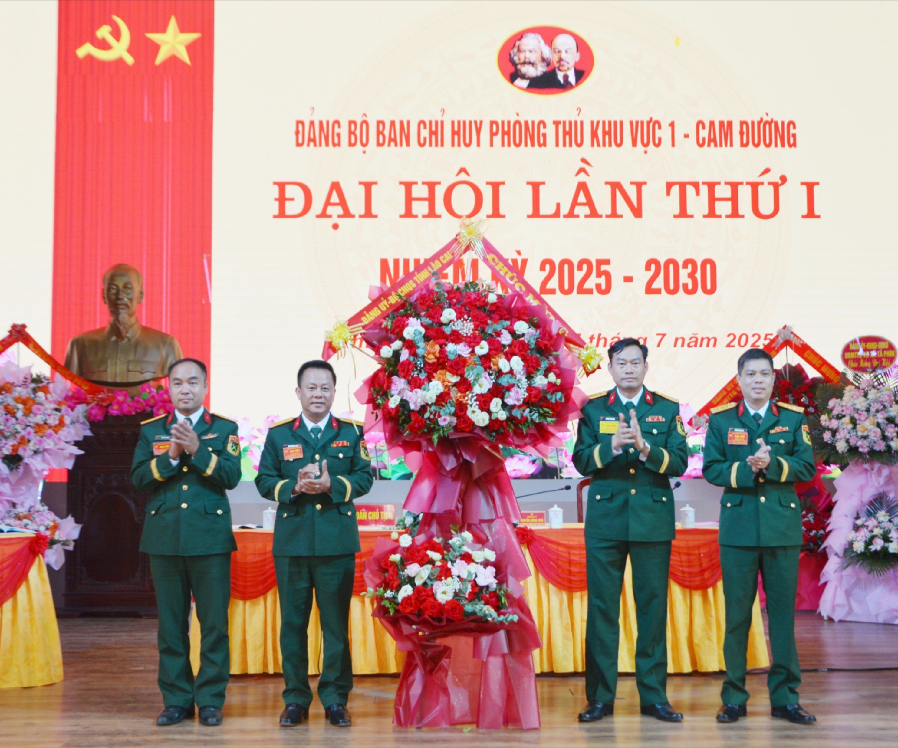 Đại tá Hoàng Văn Toàn, Phó Chính ủy Bộ Chỉ huy Quân sự tỉnh tặng hoa chúc mừng đại hội. dsc-7505-3446.jpg