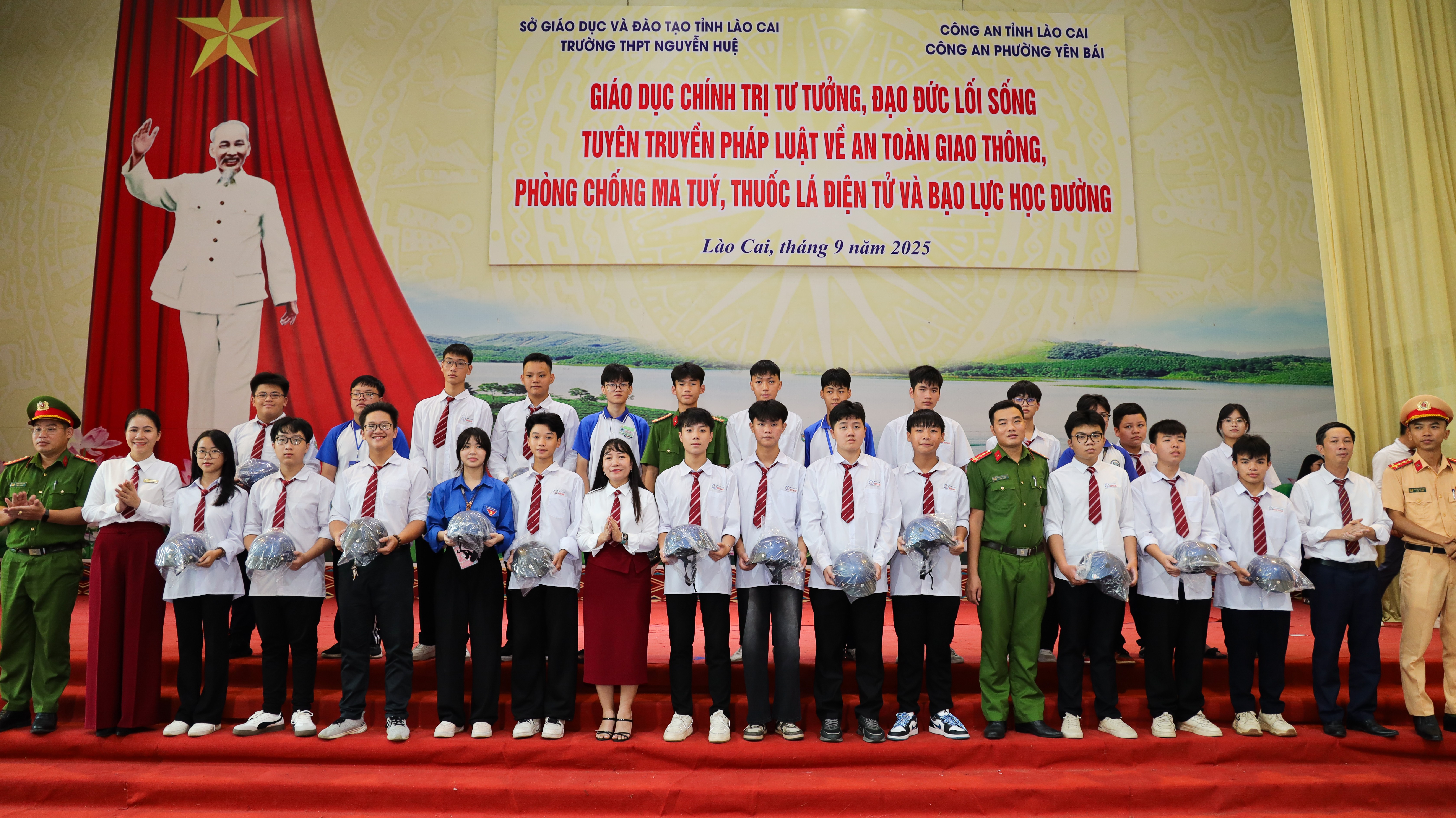 Phòng Cảnh sát giao thông, Công an phường Yên Bái trao tặng mũ bảo hiểm cho học sinh. anh-4.jpg
