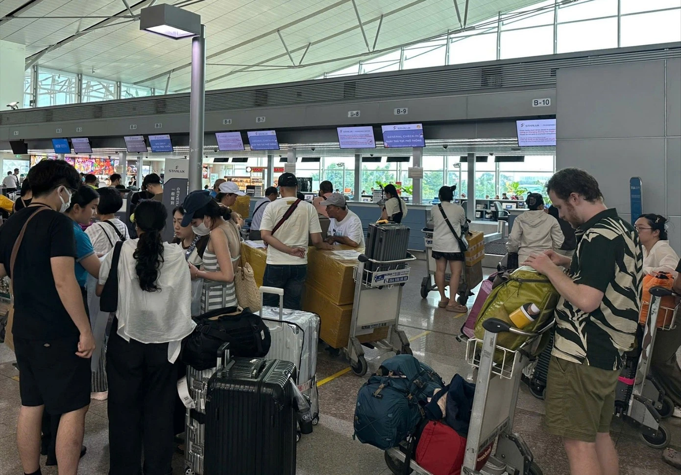 Hành khách tại ga quốc tế - Cảng HKQT Tân Sơn Nhất.