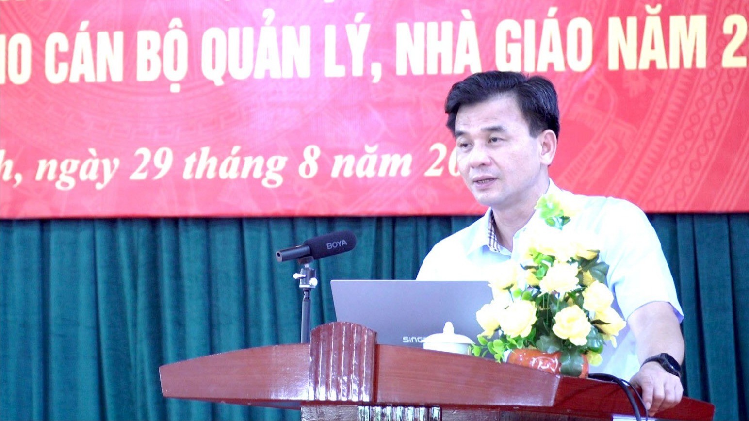 Đồng chí Đoàn Ngọc Tuyến, Bí thư Đảng ủy, Chủ tịch HĐND xã phát biểu tại hội nghị. lanhdaoxaht-8522.jpg