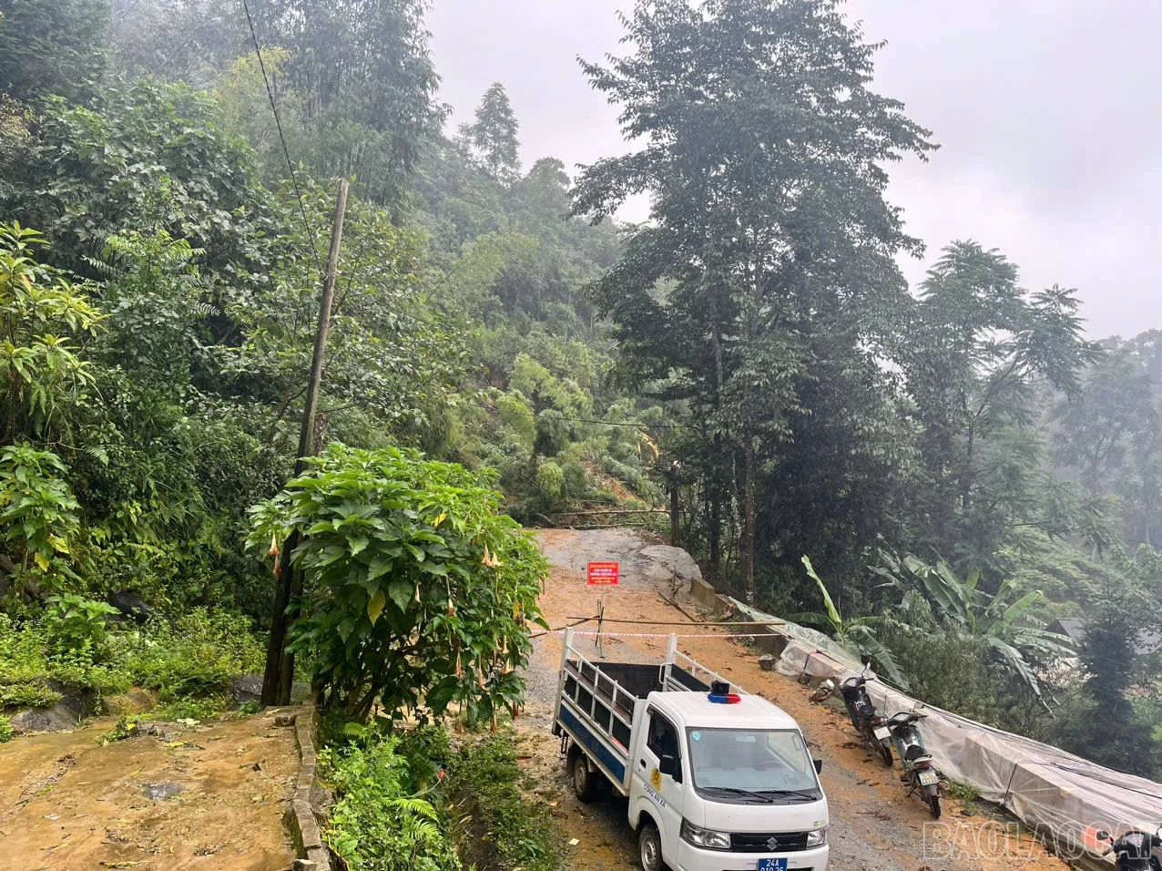 Các lực lượng chức năng khẩn trương khắc phục hậu quả mưa lũ.